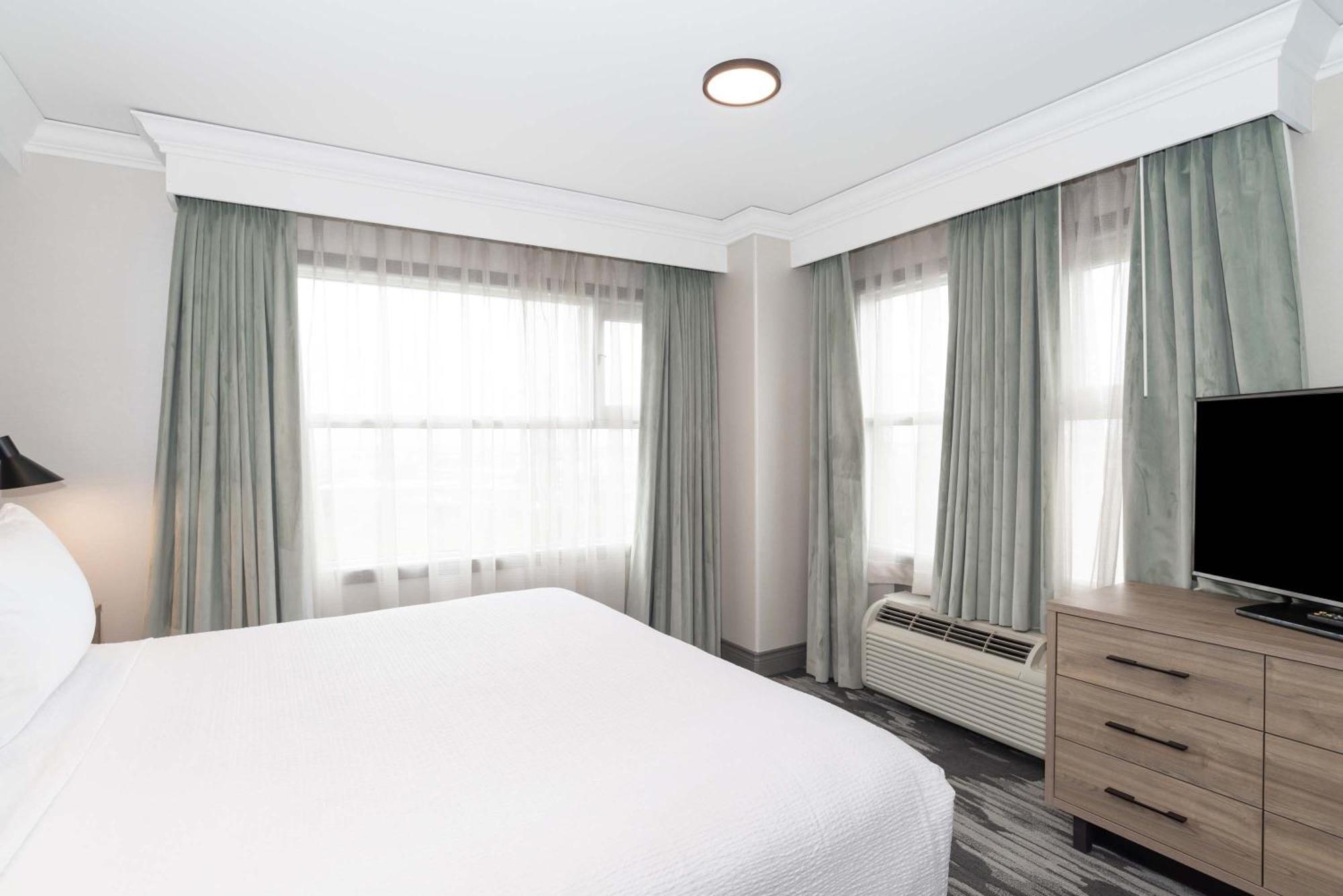Sandman Signature Toronto Airport Hotel Экстерьер фото