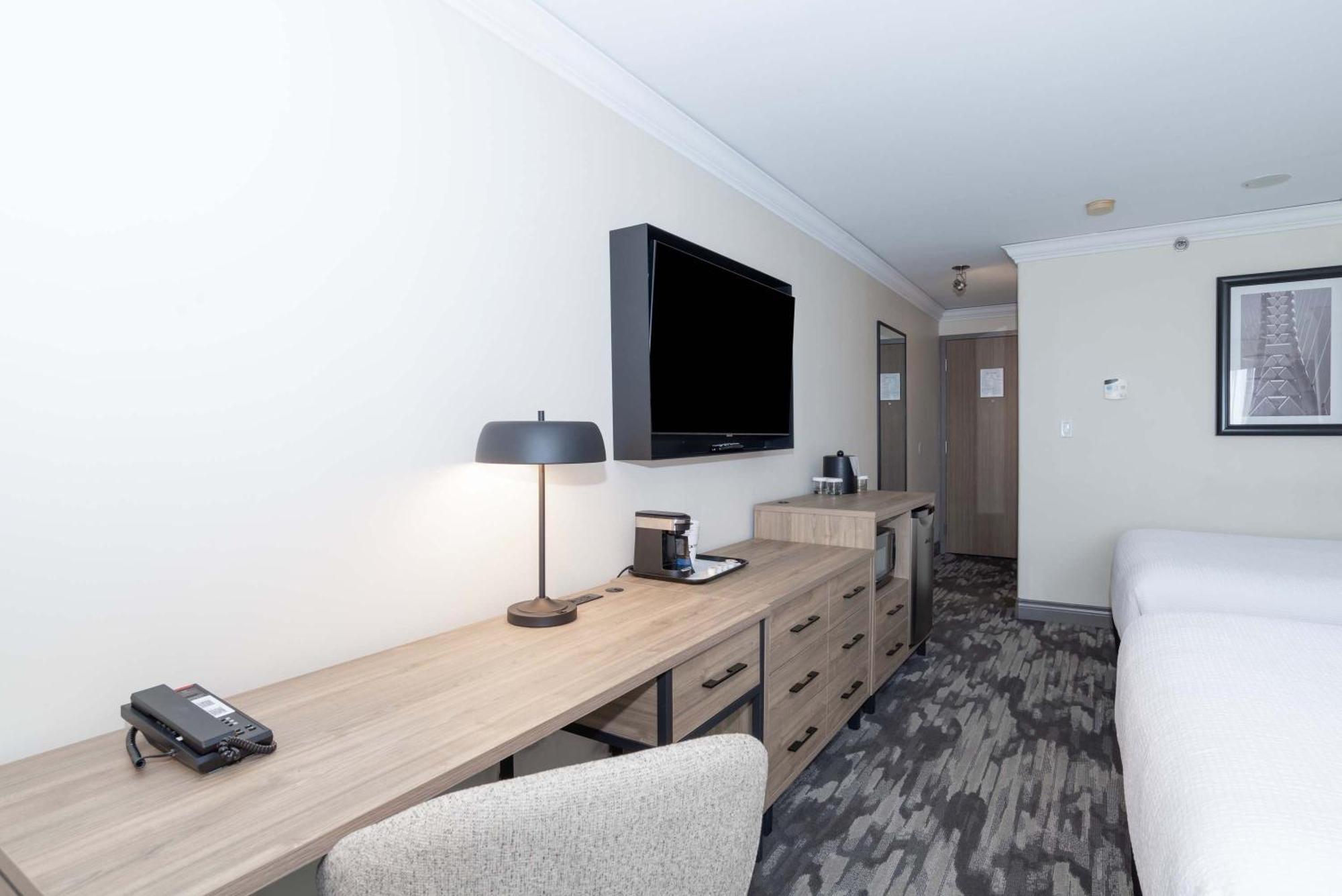 Sandman Signature Toronto Airport Hotel Экстерьер фото
