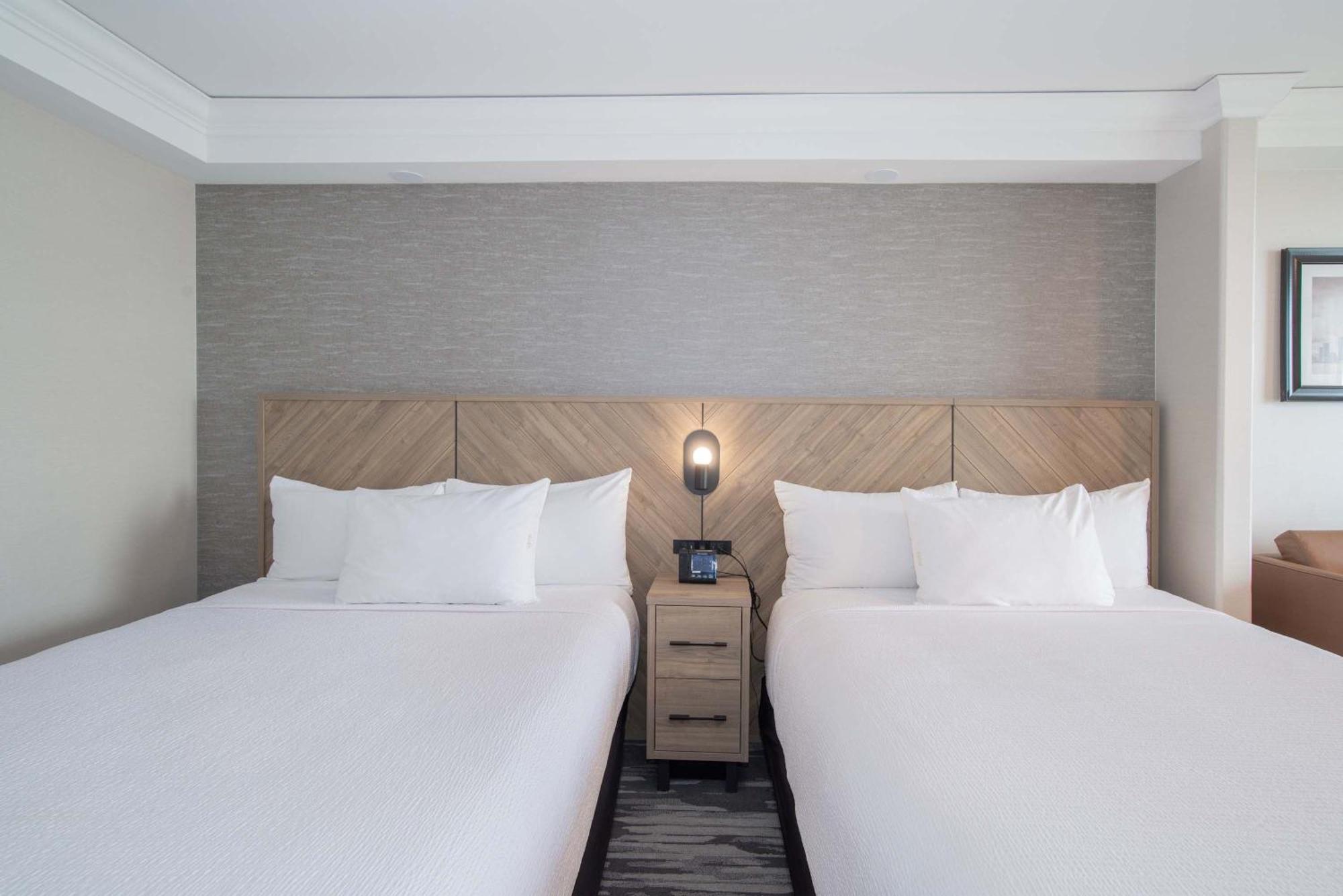 Sandman Signature Toronto Airport Hotel Экстерьер фото