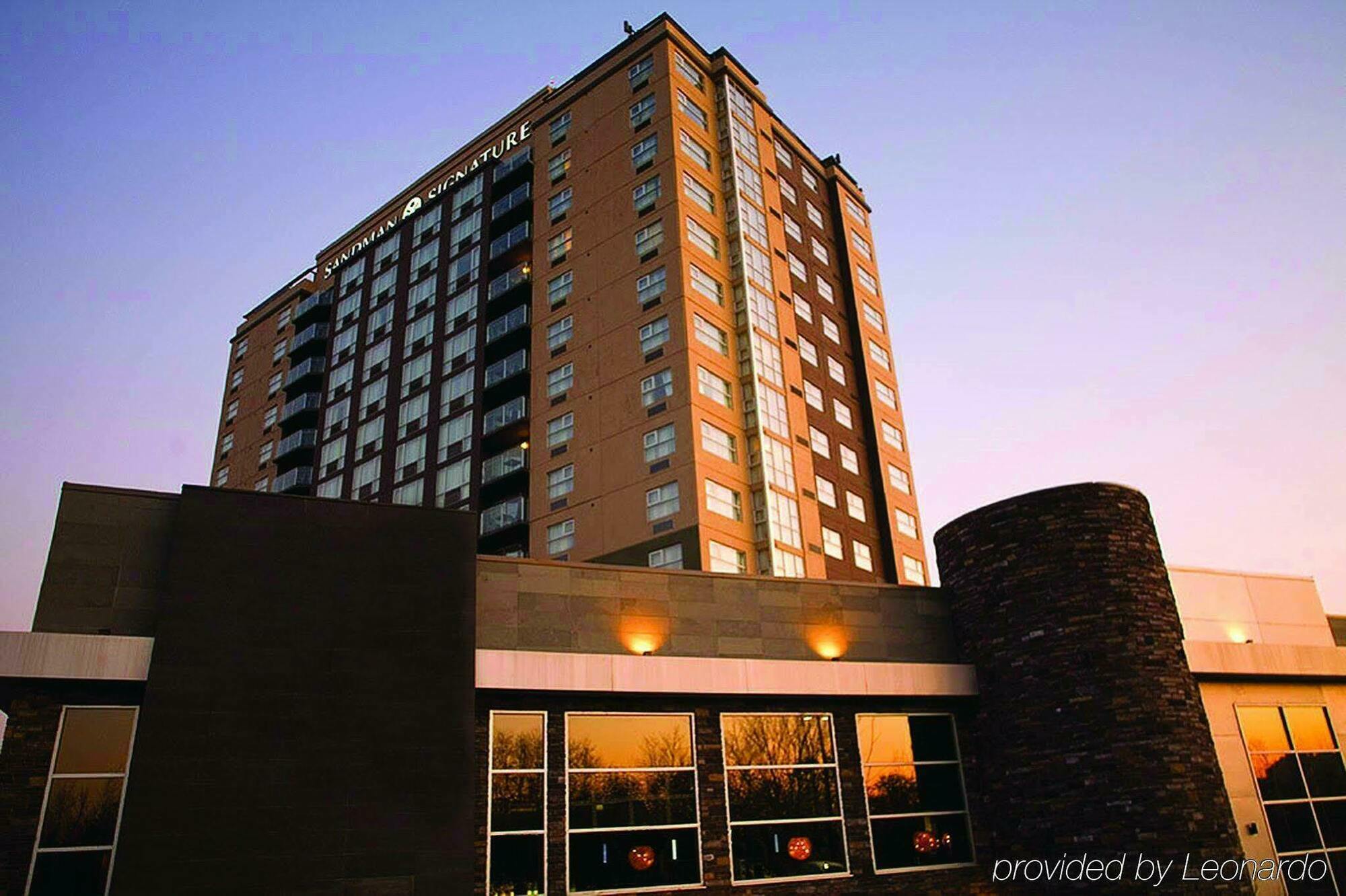 Sandman Signature Toronto Airport Hotel Экстерьер фото